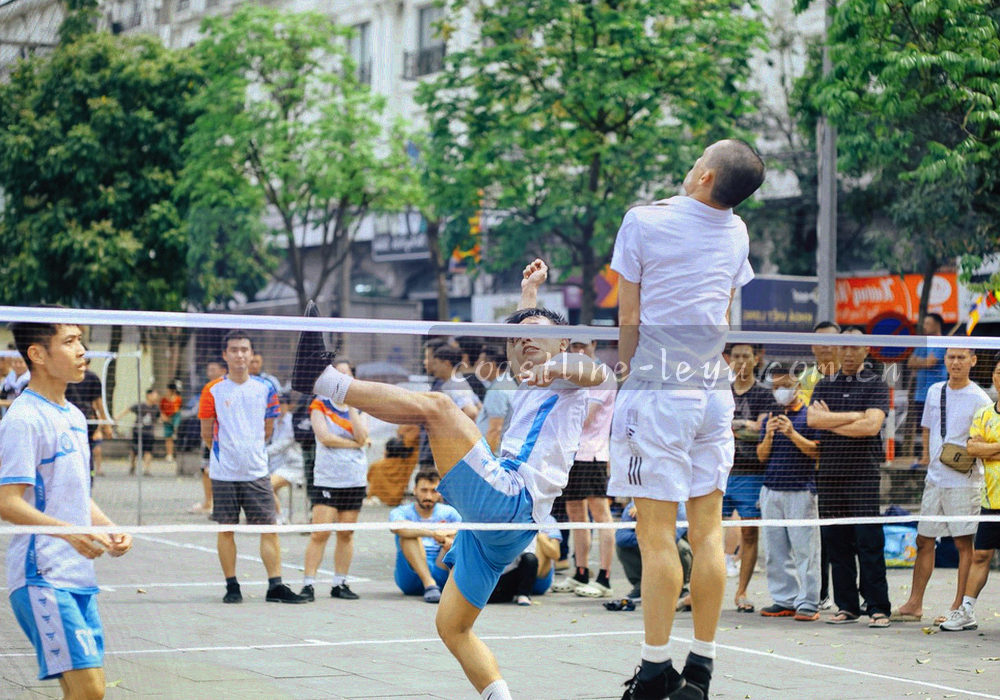 明亮的客服工作台，屏幕上显示在线对话窗口与帮助文档
